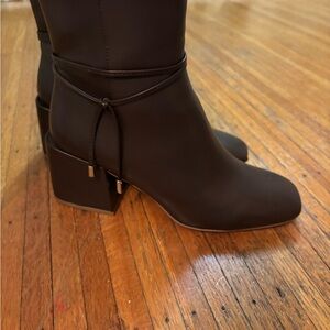 Dark brown women’s boot